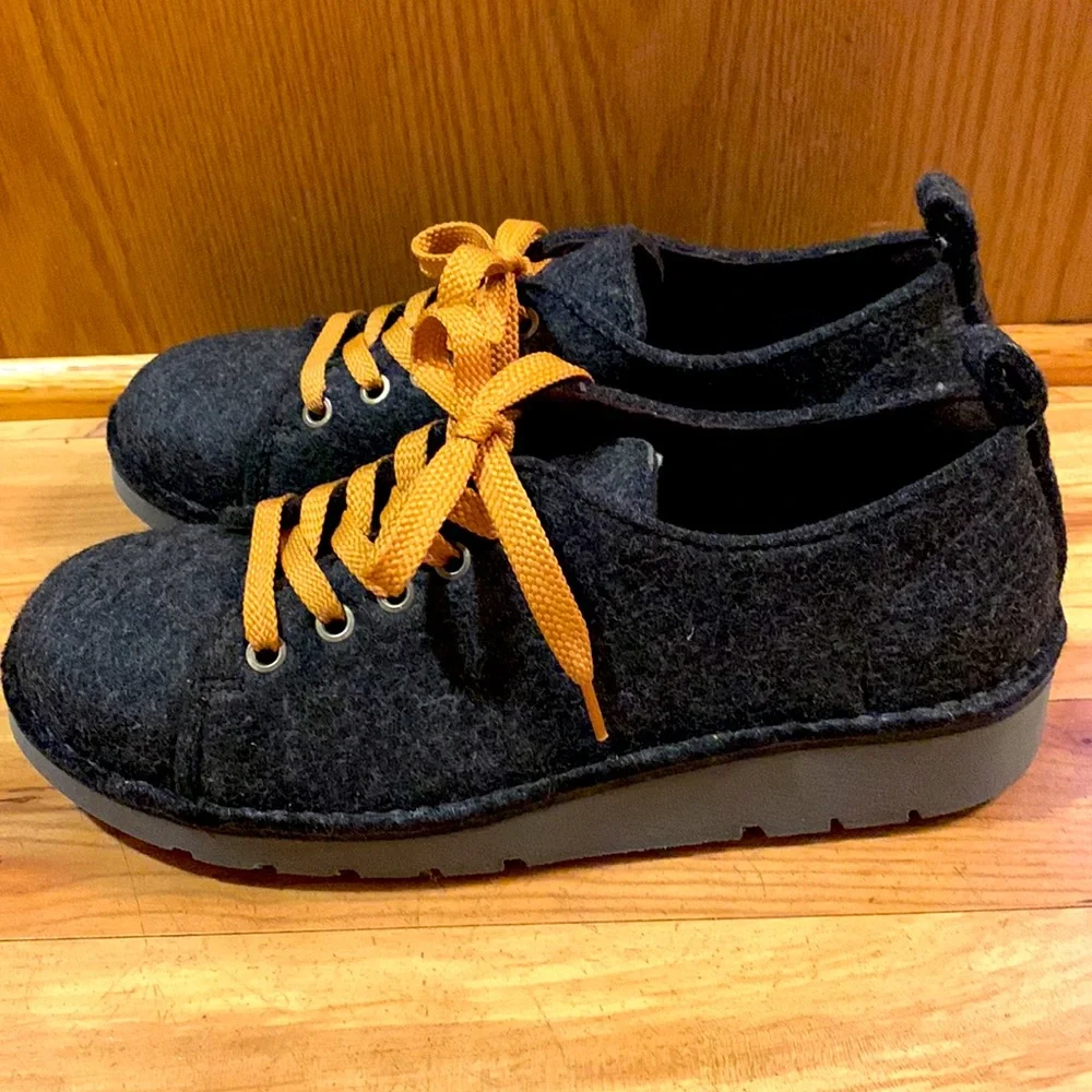 Boston SPAIN size 8 / 39 felt wool leather cushioned insole sneakers barely worn